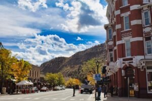 At bus stops across Durango, these volunteers try to shield families from ICE