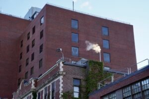 Boston Hospitals Grapple With Emissions Cuts While Maintaining Patient Care Standards